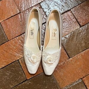 Vintage Size 7.5 Trendy white silk dyeable pumps